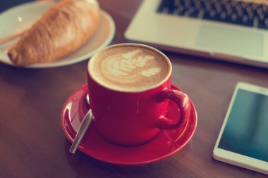 dizüstü bilgisayar ile taze sütlü kahve 