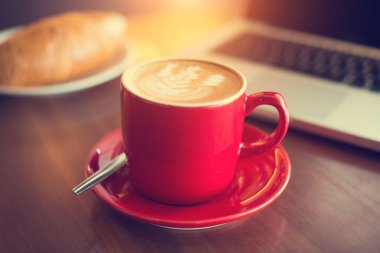 dizüstü bilgisayar ile taze sütlü kahve 