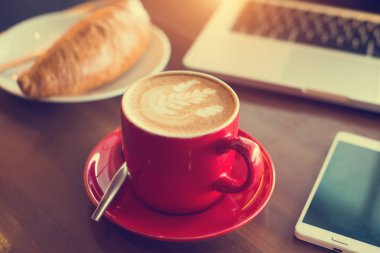 dizüstü bilgisayar ile taze sütlü kahve 