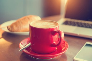 dizüstü bilgisayar ile taze sütlü kahve 