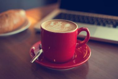 dizüstü bilgisayar ile taze sütlü kahve 