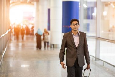 Havaalanında yürüyen adam