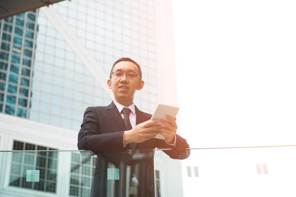 Aziatische man met tablet — Stockfoto