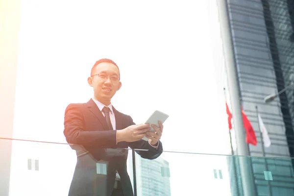 Aziatische man met tablet — Stockfoto