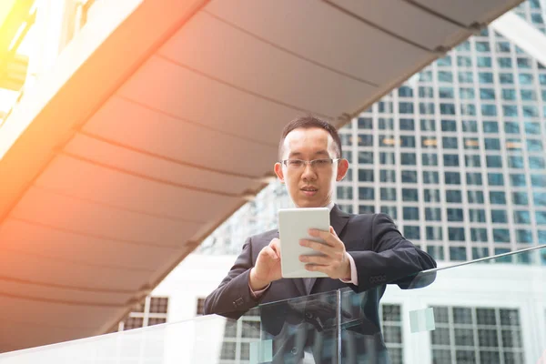 Asian man using tablet — Stock Photo, Image