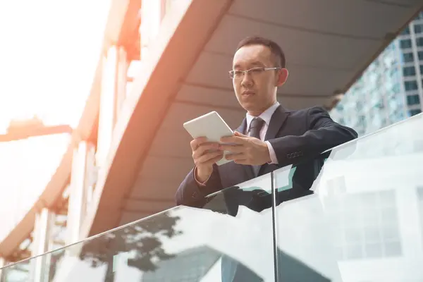 Asian man using tablet — Stock Photo, Image