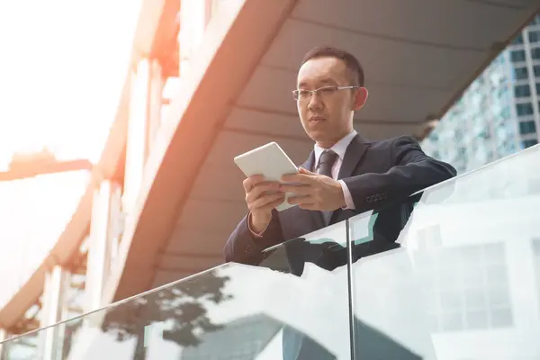 Aziatische man met tablet — Stockfoto