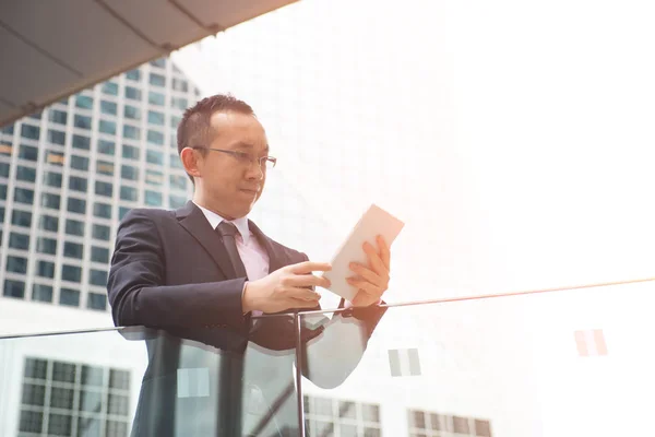 Aziatische man met tablet — Stockfoto