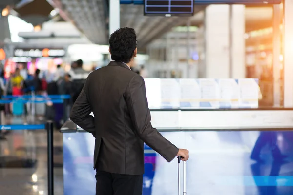 Man checking airport schedule — Stock Photo, Image