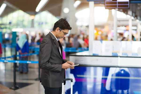 Homme vérifier l'horaire de l'aéroport — Photo