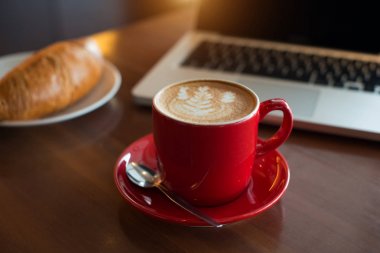 Latte kahve kırmızı Kupası