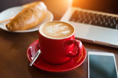 Latte kahve kırmızı Kupası