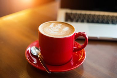 Latte kahve kırmızı Kupası