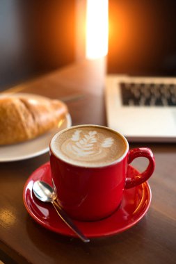 Latte kahve kırmızı Kupası