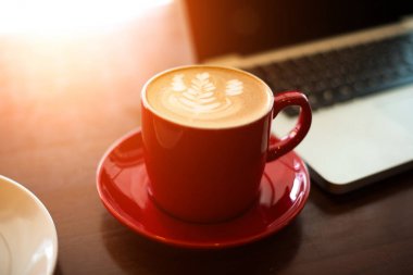 Latte kahve kırmızı Kupası