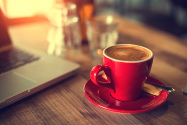 Latte kahve kırmızı Kupası