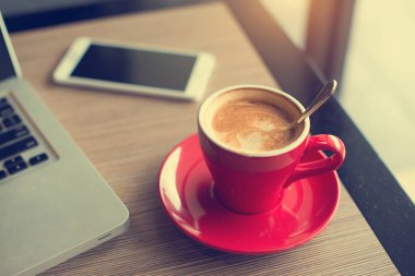 Latte kahve kırmızı Kupası