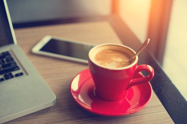 Latte kahve kırmızı Kupası