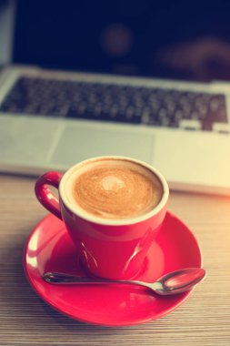 Latte kahve kırmızı Kupası