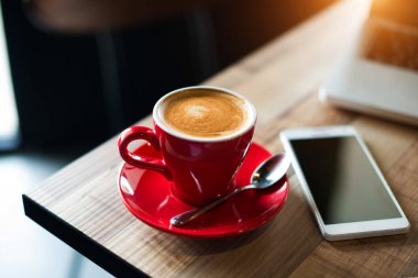 Latte kahve kırmızı Kupası