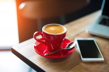 Latte kahve kırmızı Kupası