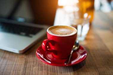 Latte kahve kırmızı Kupası