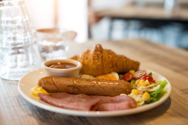 Kızarmış yumurta ve domuz pastırması İngiliz kahvaltısı