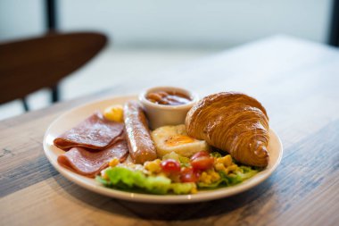 Kızarmış yumurta ve domuz pastırması İngiliz kahvaltısı