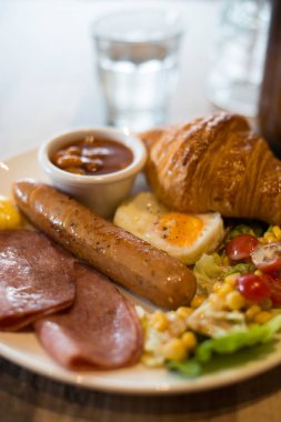 Kızarmış yumurta ve domuz pastırması İngiliz kahvaltısı