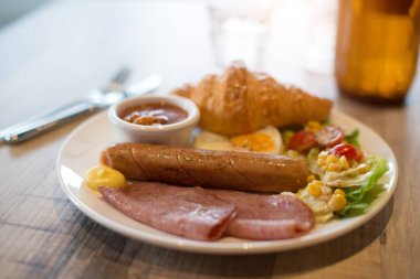 Kızarmış yumurta ve domuz pastırması İngiliz kahvaltısı