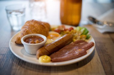 Kızarmış yumurta ve domuz pastırması İngiliz kahvaltısı