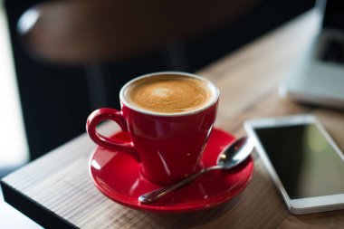 Latte kahve kırmızı Kupası