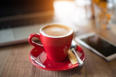 Latte kahve kırmızı Kupası