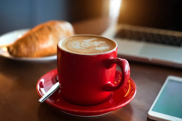 Latte koffie in rode kop — Stockfoto