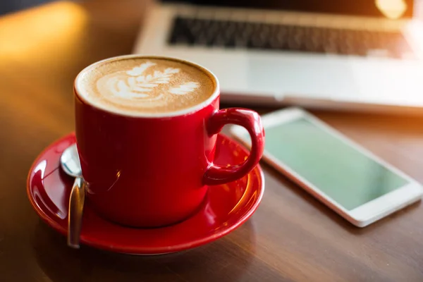 Kawa latte w czerwony kubek — Zdjęcie stockowe