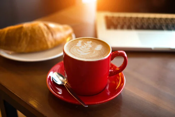 Латте кофе в красной чашке — стоковое фото