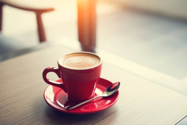 Латте кофе в красной чашке — стоковое фото
