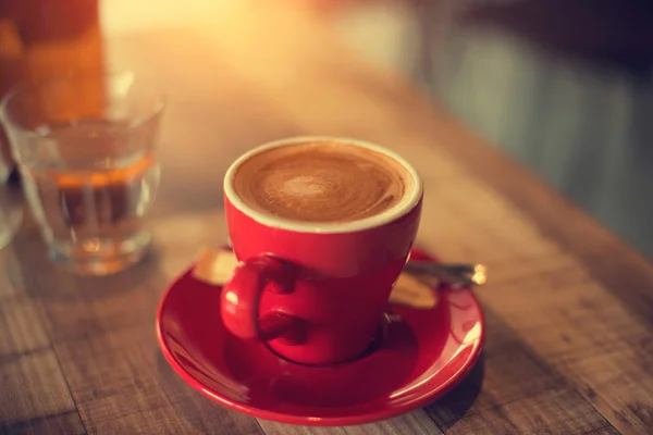 Latte coffee in red cup — Stock Photo, Image