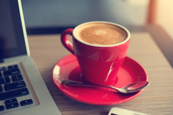 Kawa latte w czerwony kubek — Zdjęcie stockowe