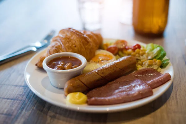 Anglická snídaně se sázeným vejcem a slaninou — Stock fotografie
