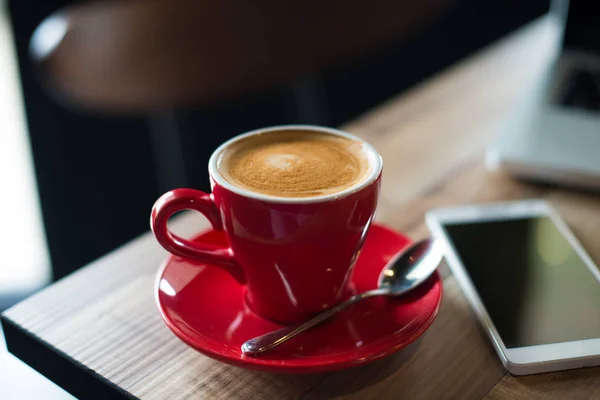 Latte koffie in rode kop — Stockfoto