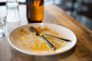 Yemekten sonra boş tabağı sola