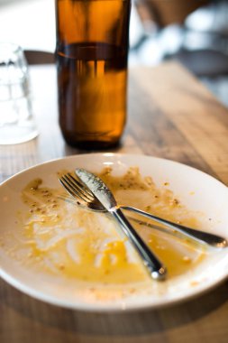 Yemekten sonra boş tabağı sola