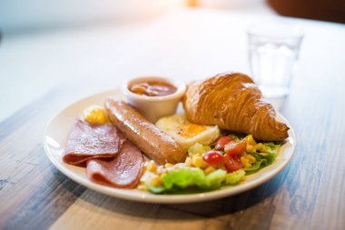 Yağda yumurta ve pastırmalı kahvaltı.