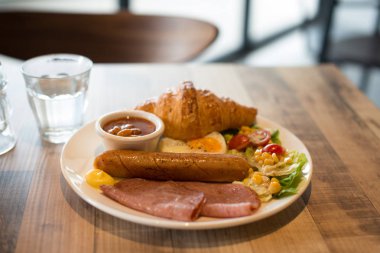 Yağda yumurta ve pastırmalı kahvaltı.