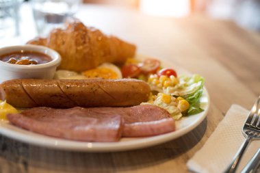 Yağda yumurta ve pastırmalı kahvaltı.