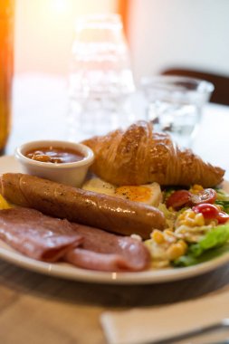 Yağda yumurta ve pastırmalı kahvaltı.