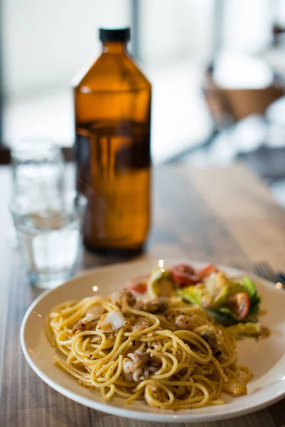 Leckeres Spaghett mit Meeresfrüchten — Stockfoto