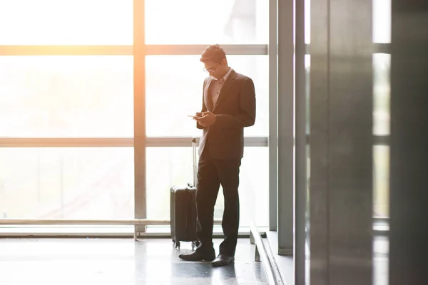 Giovane in aeroporto — Foto Stock