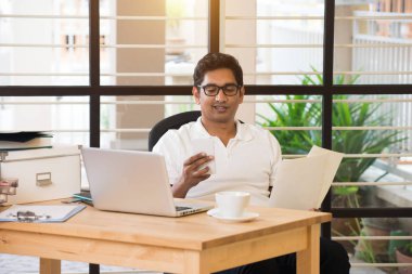 genç yakışıklı işadamı